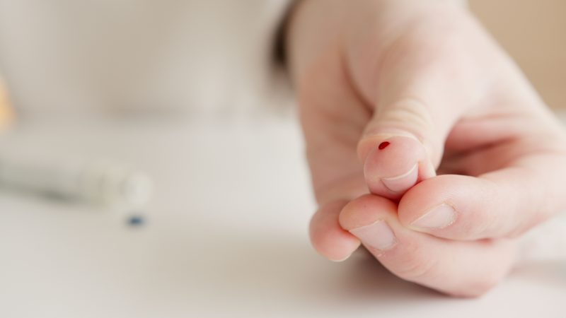 Heimtest für Allergien: Fingerstich-Probe auf Trockenblut-Karte auftragen